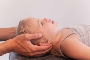 De ostopaat masseert de nekspiertjes om het zenuwstelsel tot rust te brengen.